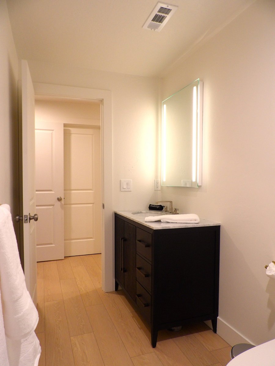 downstairs full bathroom