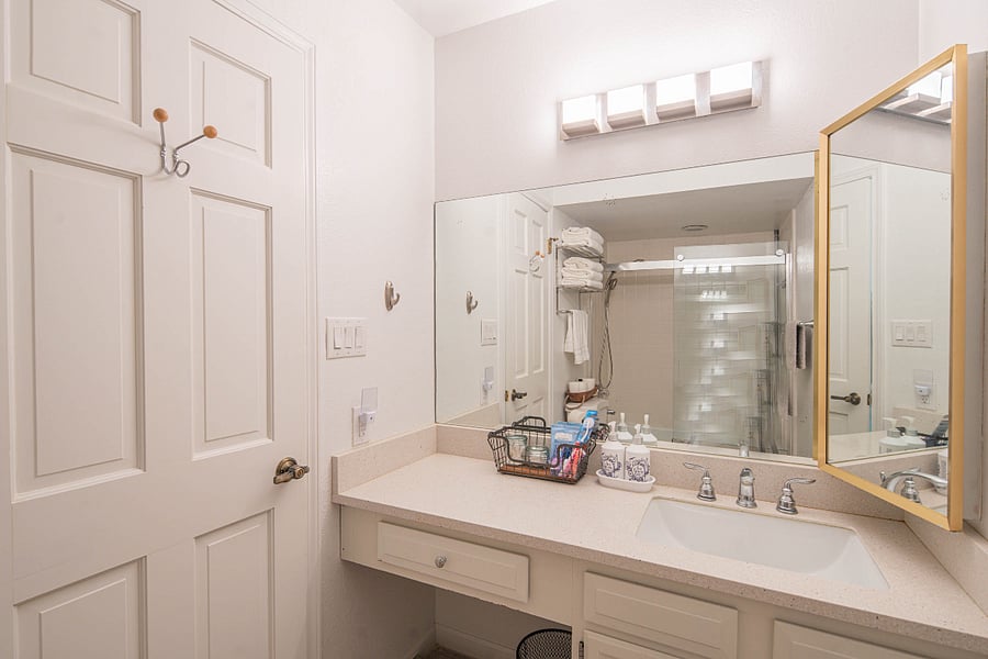 master bath room with tub/shower combo. 