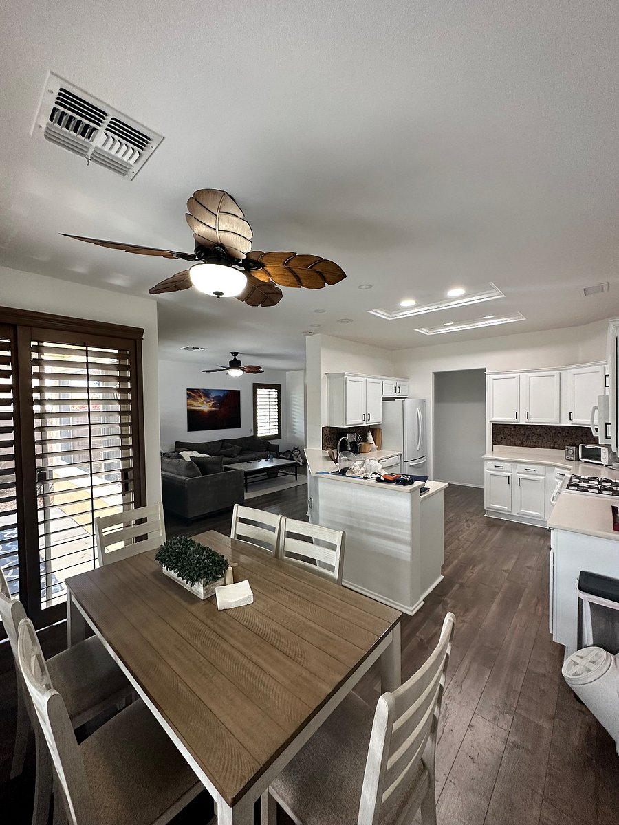 Spacious modern kitchen, fully equipped.