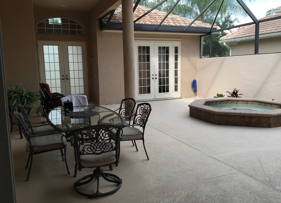 Courtyard with hot tub & dining table