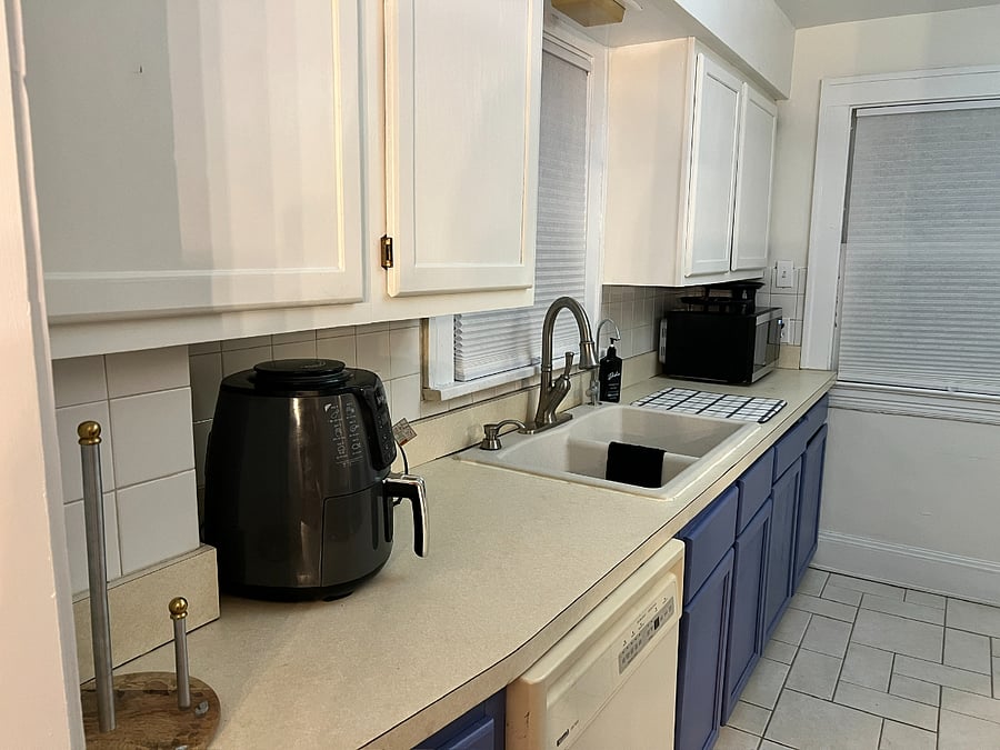 Communal Area - Full Kitchen (Angle 1)