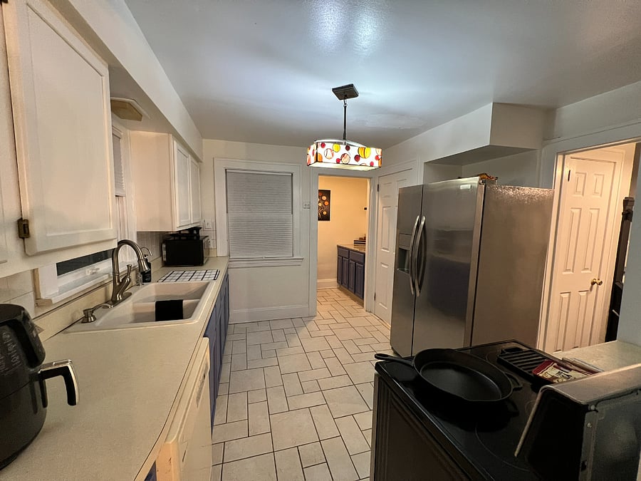 Communal Area - Full Kitchen (Angle 2)