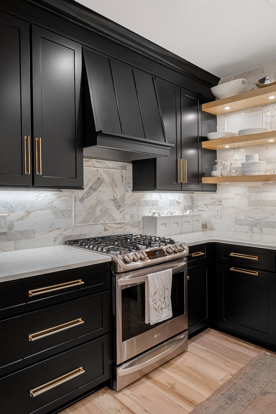 A beautiful high end Gas Range make this a great kitchen for cooking. All-Clad and Le Creuset Cookware provided.