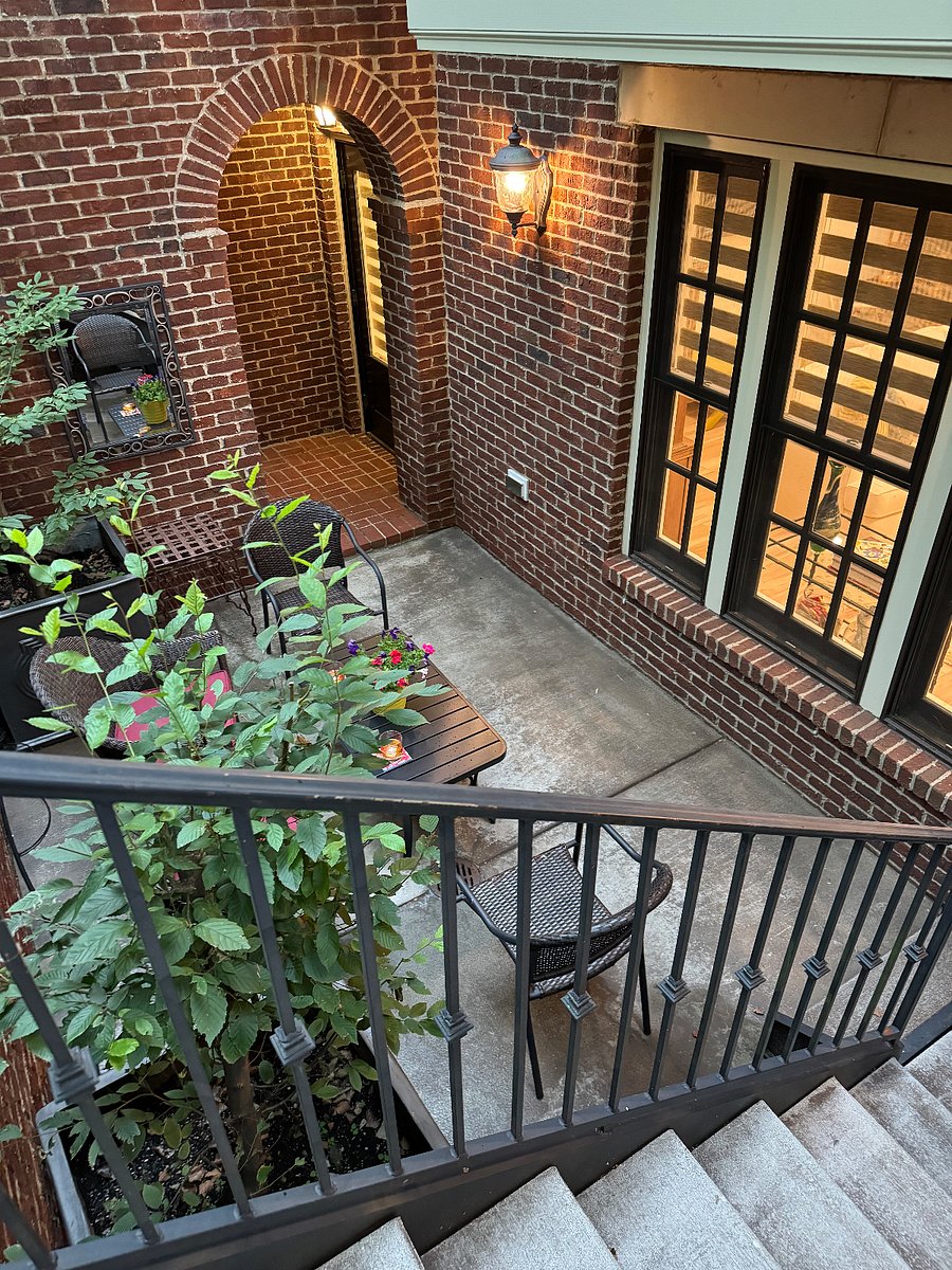 Welcome to the "Cheers Town Centre Retreat" with a below street level entrance and private brick courtyard.