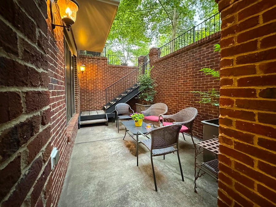 Head right out your front door to a plethora of restaurants, bars and shopping! Everything's a convenient block or two away!