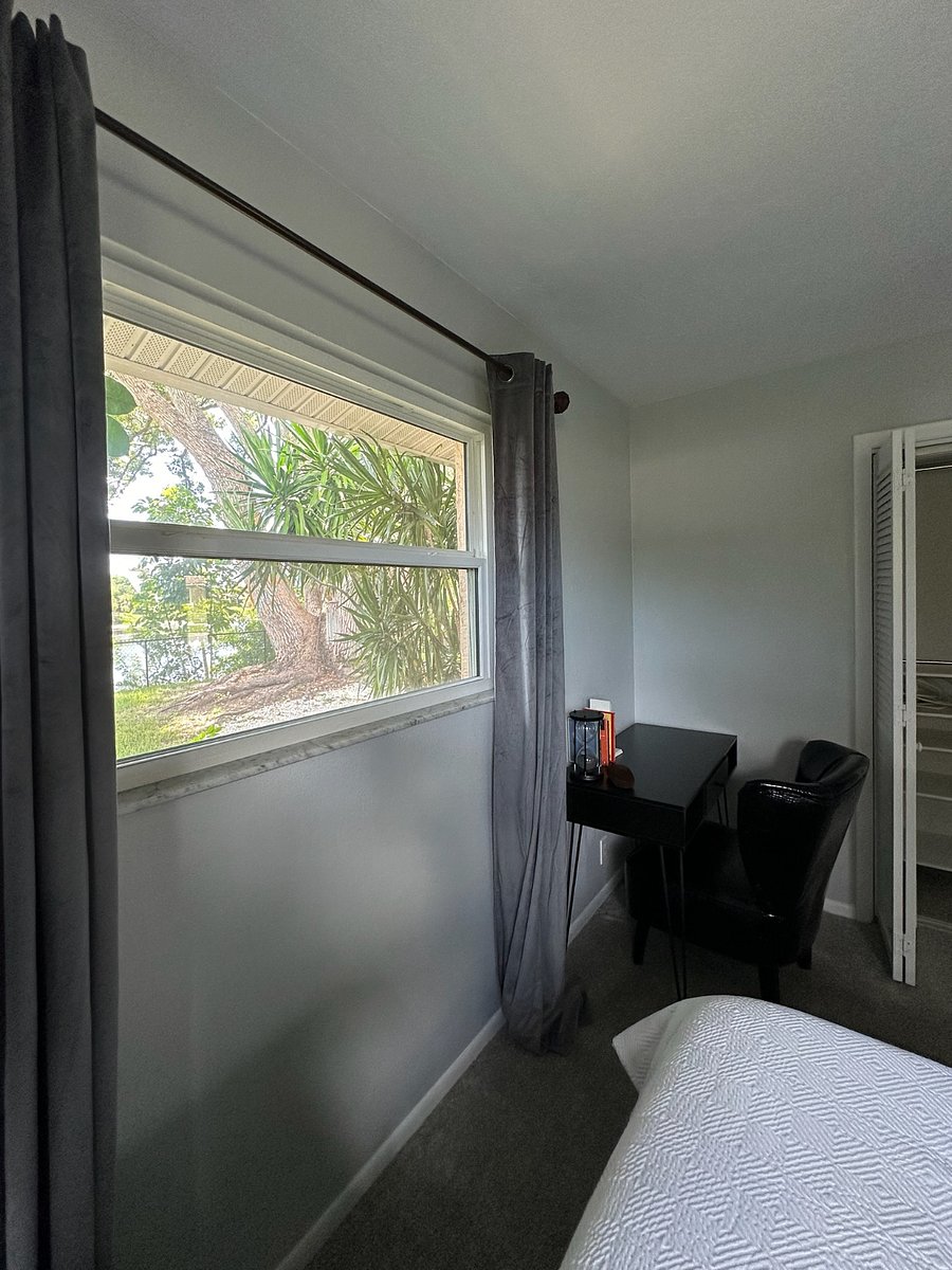 Bedroom 1 - Lake view 