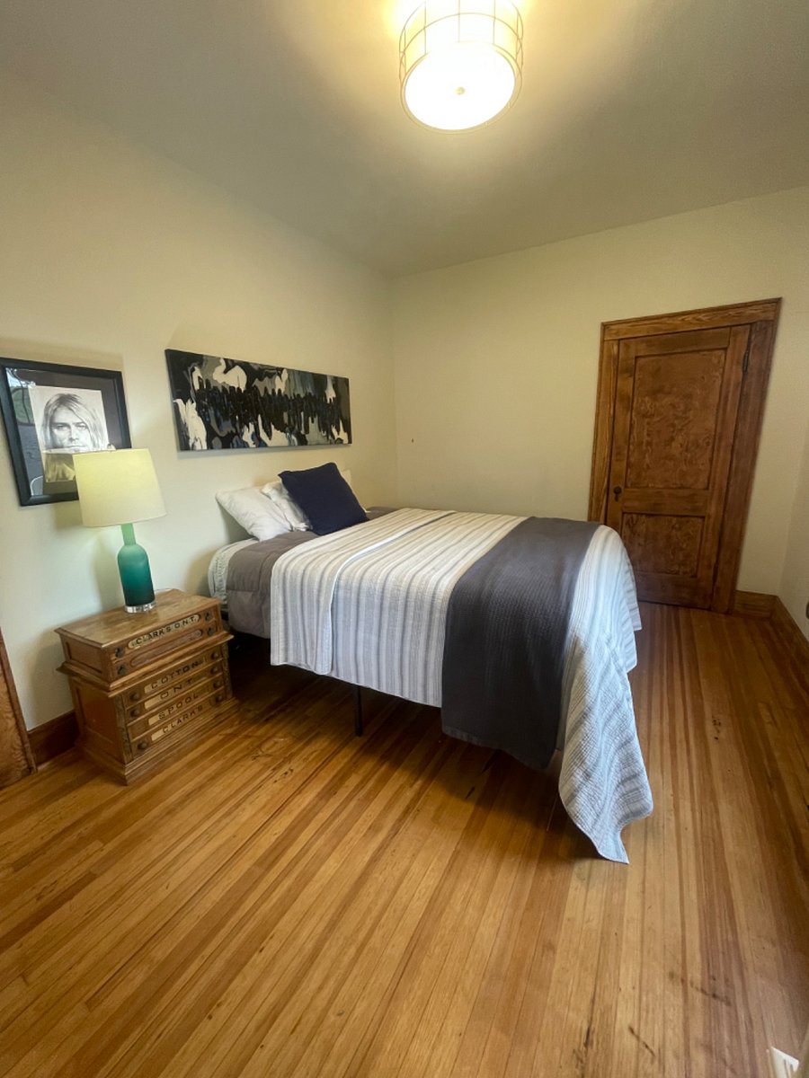 Second bedroom with one queen bed 