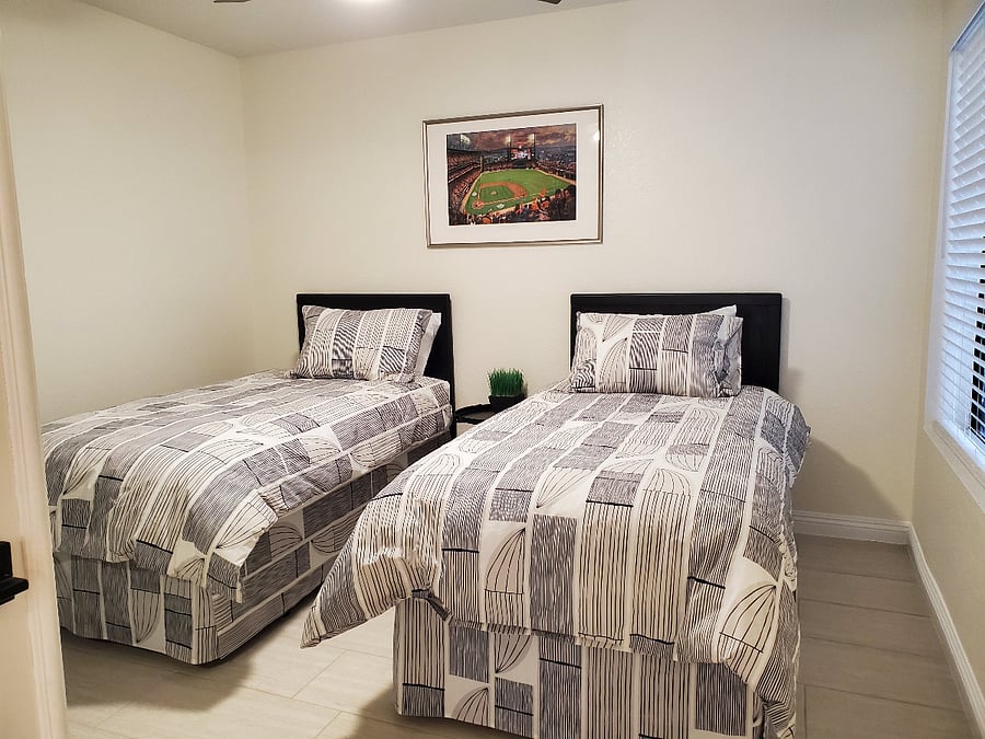 Secondary bedroom with twin size beds