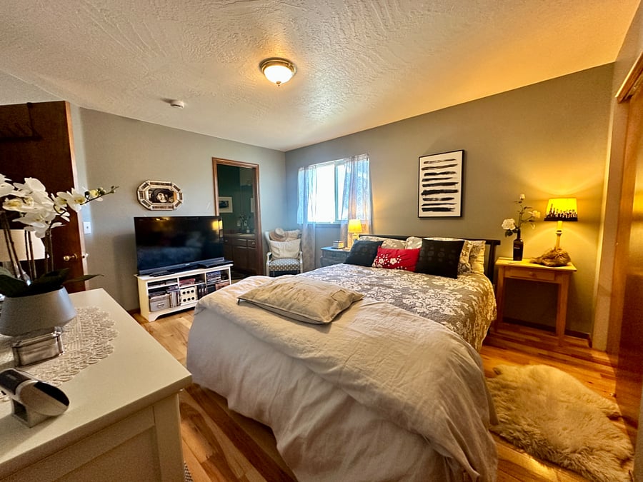 Master bedroom with en suite, flat screen television, ample storage
