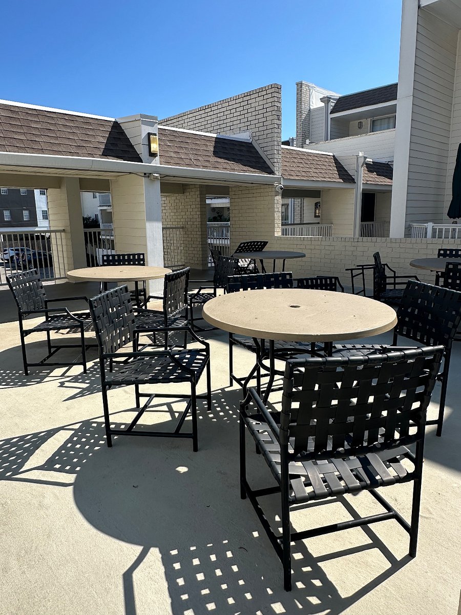 Socializing and upper pool tanning area