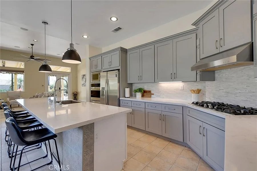 Kitchen, plenty of room to cook