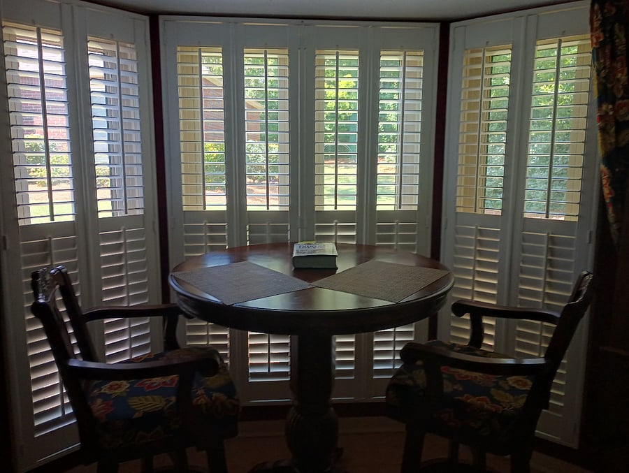 Morning coffee on the deck or watch the birds from the baywindow.