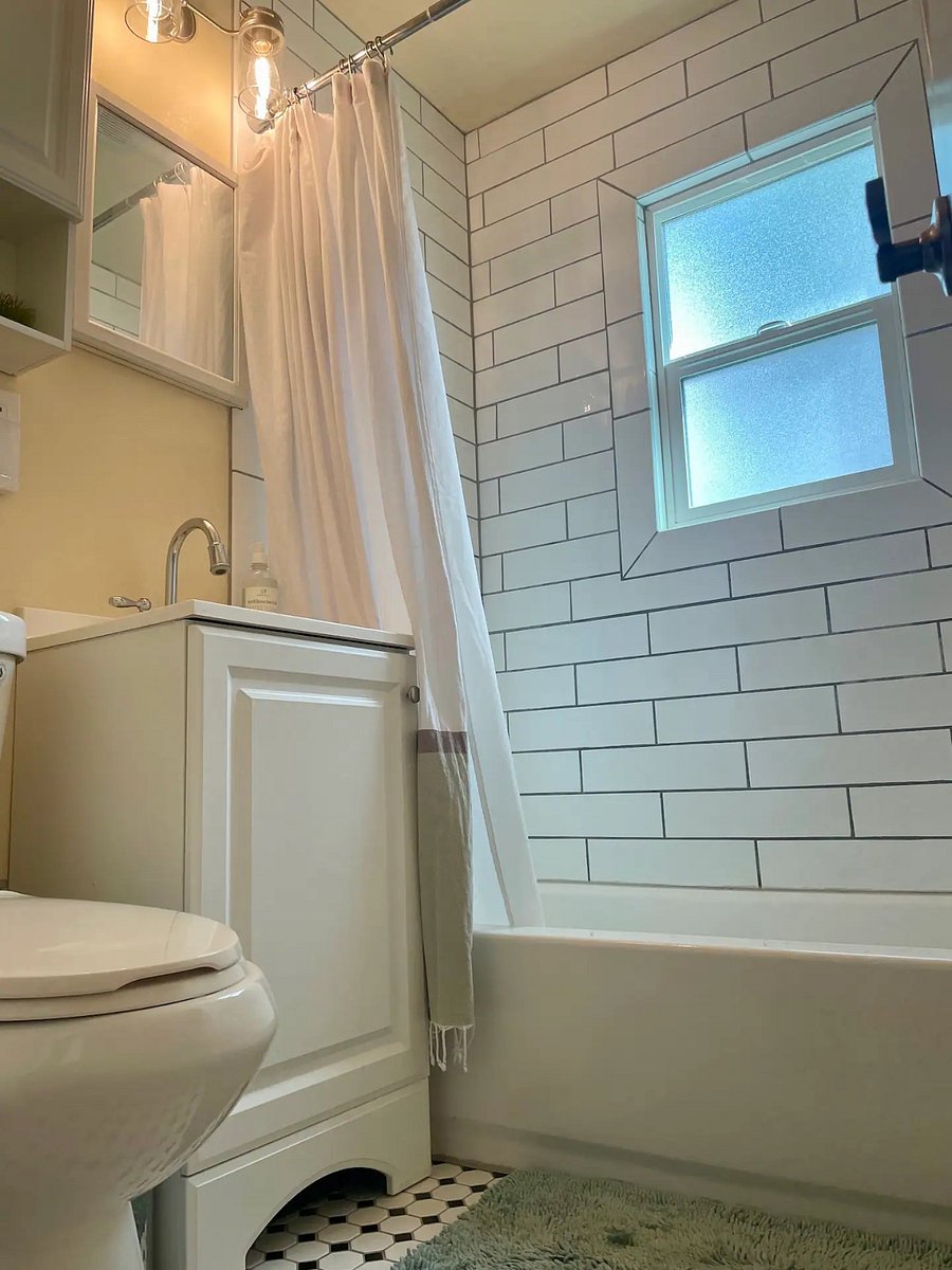 bathroom & bathtub