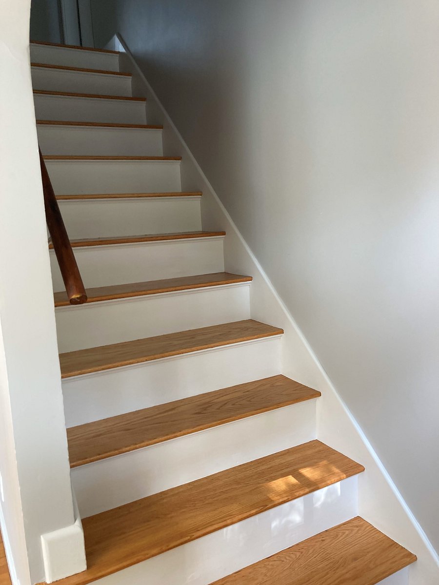 stairs to upstairs bedrooms/bathroom