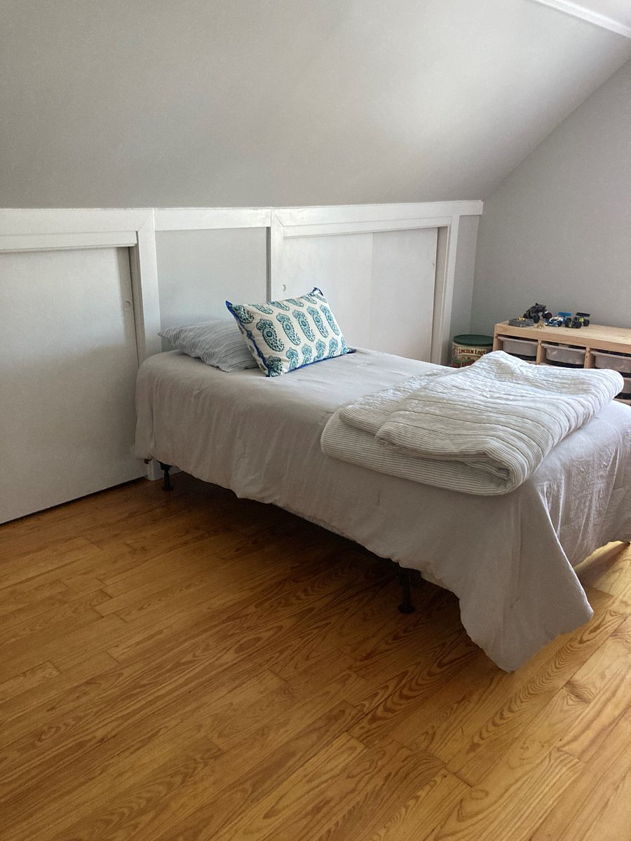 upstairs bedroom 3/toy room