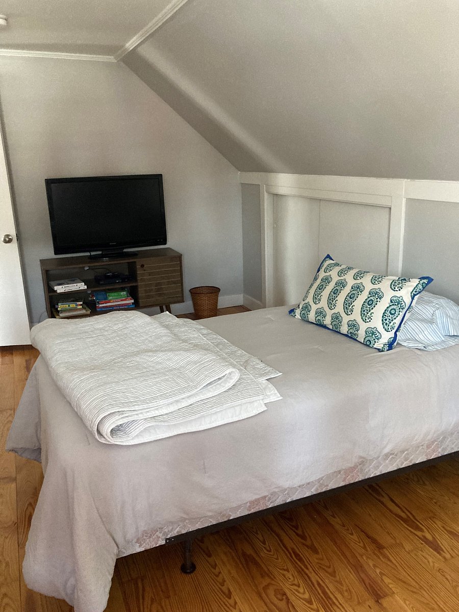 upstairs bedroom 3/toy room