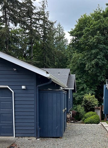 Private pathway to the apartment, offstreet parking