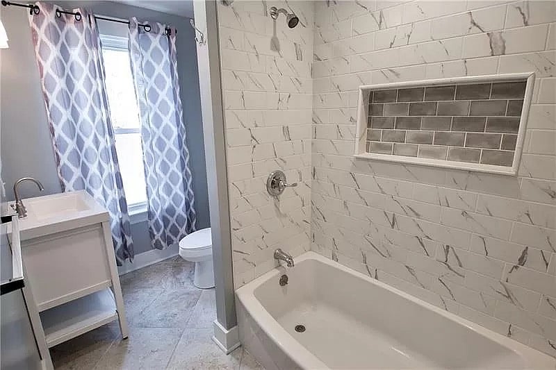 Main Bathroom - tub/shower combo