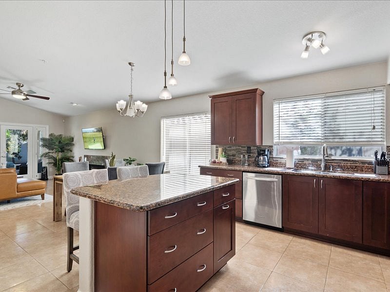 Fully equipped kitchen with air fryer etc.