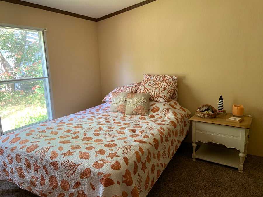 Queen bed bedroom
