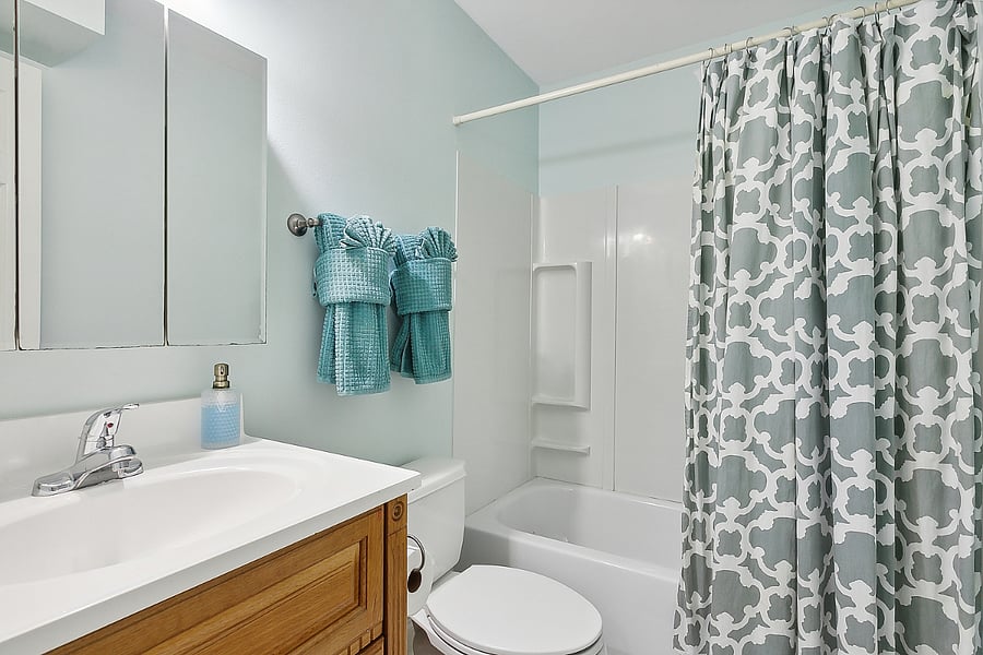second bathroom with tub/shower