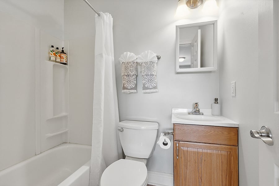 en suite bathroom with tub/shower