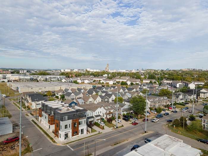 This apartment is located in the heart of The Nations, a vibrant neighborhood full of young professionals (and their dogs!). There are plenty of restaurants, breweries and taphouses, grocery and retail within a 1-mile radius.