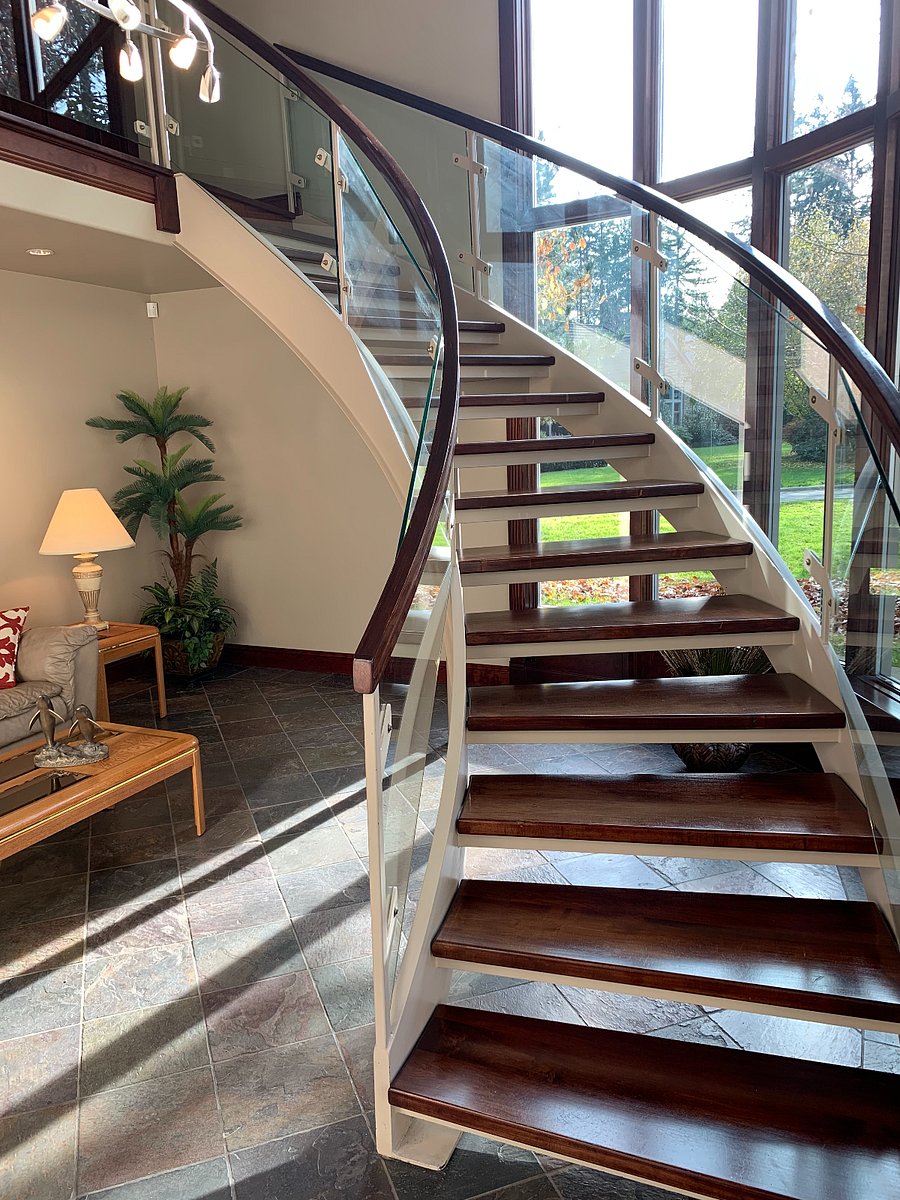 Curved staircase to second floor 