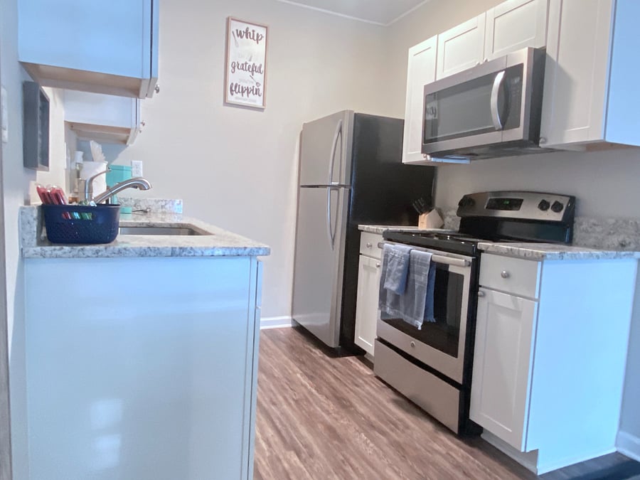 Full Kitchen. 