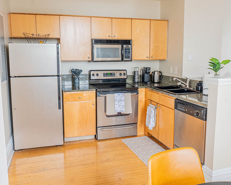 Full Kitchen : Dish washer , electric stove and microwave 