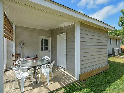 Patio area with table and 4 chairs