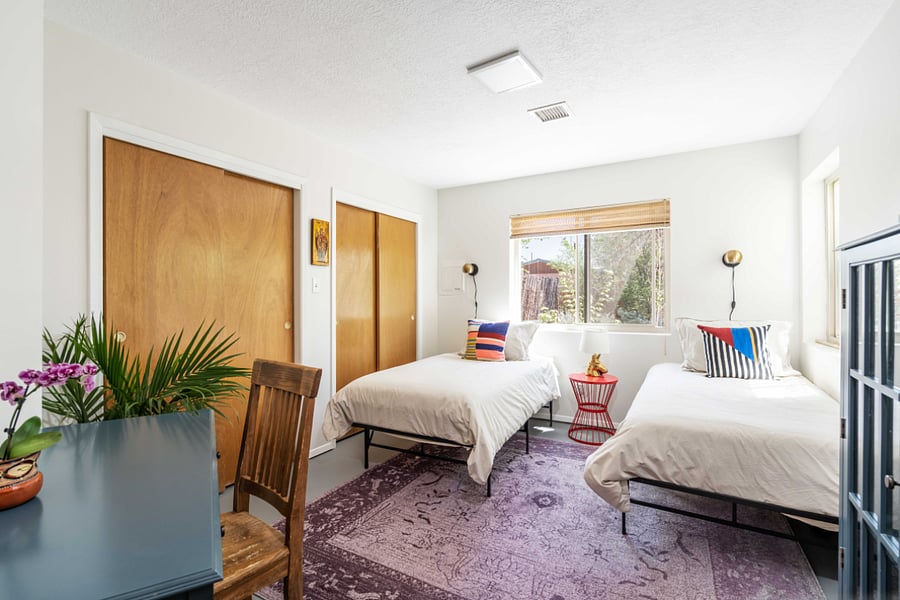 Guest bedroom, two twin beds
