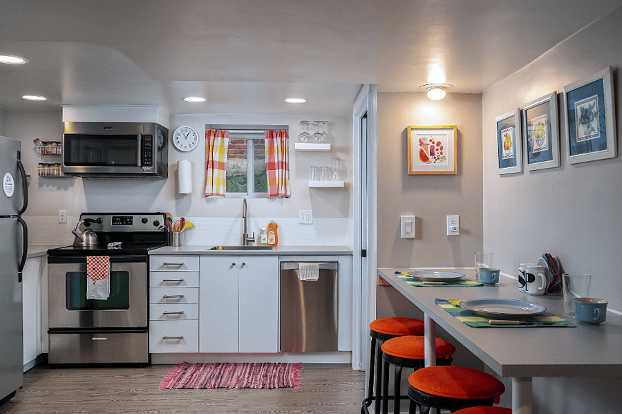 Enjoy a fully equipped kitchen for preparing breakfast, lunch, dinner or perhaps just a yummy snack of some nearby award winning restaurant leftovers.