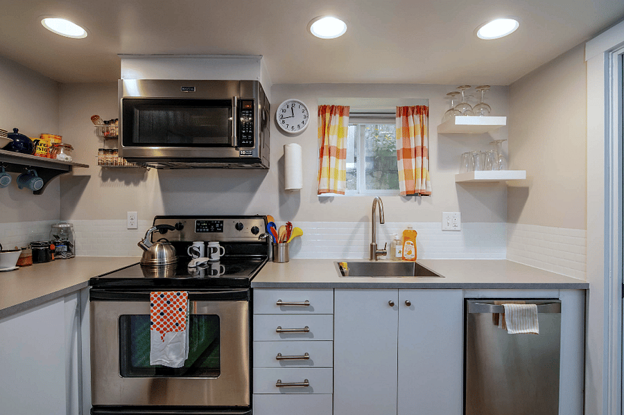 The complete kitchen has a full size fridge, full size cooking range, microwave, disposal and dishwasher. So you can do a lot more than simply reheat if you want to...