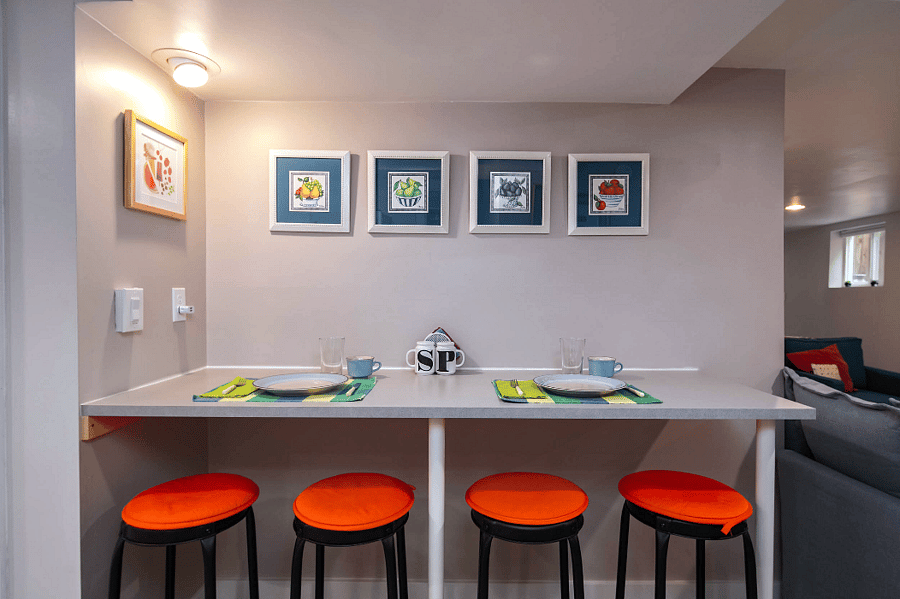 Have a bite at the breakfast bar! Or, if you prefer, eat out for breakfast at any of the many nearby Coffee houses and Breakfast Cafes.