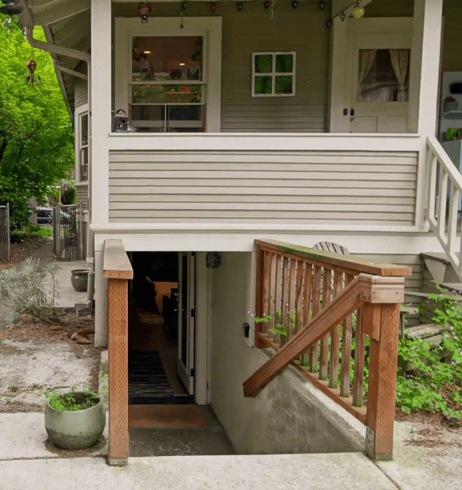 The off-street private entrance to the space is just 6 steps down after you take the path around the side of the house. There is ample *free* street parking without time limits. Come and go as you please 24hrs a day.