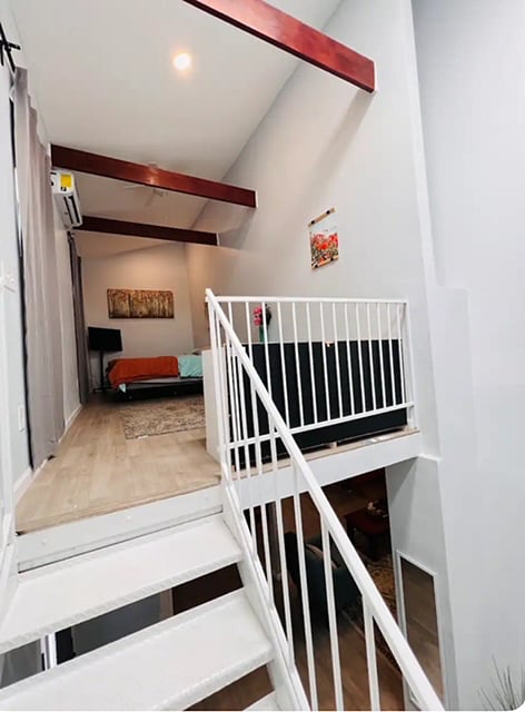 Upstairs loft bedroom with Mountain Views. 