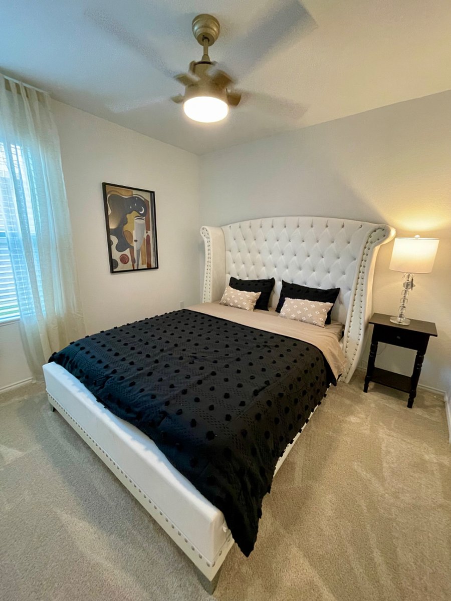 second bedroom with queen bed - comfortable and very serene!
