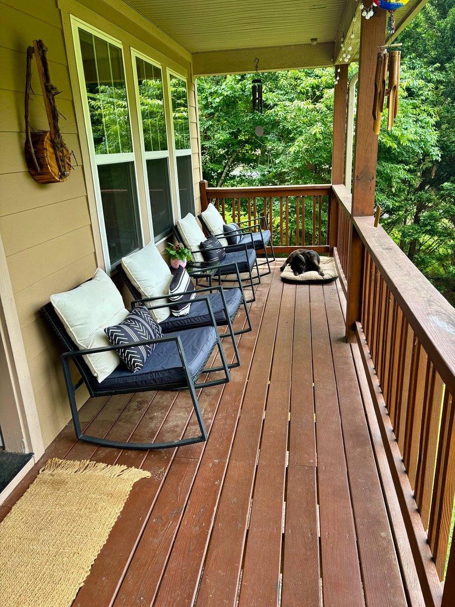 4 comfortable rocking chairs to watch the world go by.