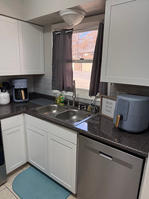 Coffee pot/air fryer/ and other kitchen essentials