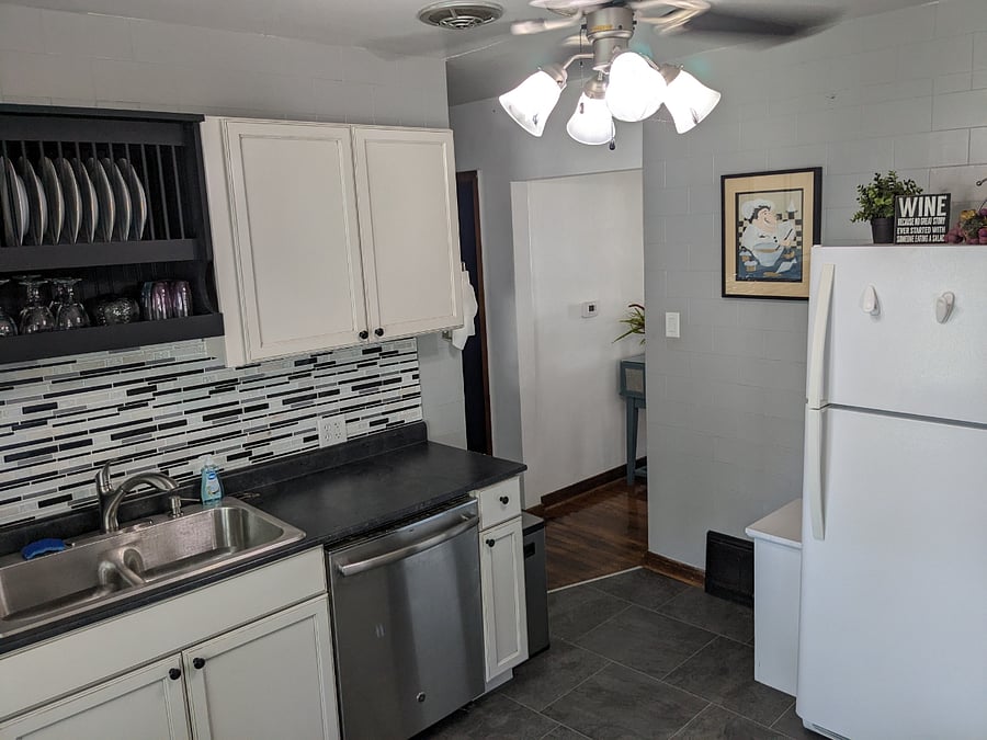 Kitchen w/ dishwasher