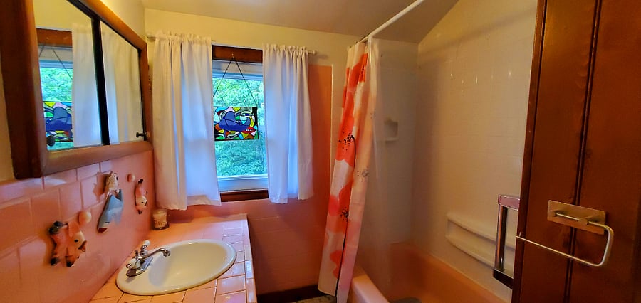 Full Bathroom. Speakman shower head and original 1970s decor.