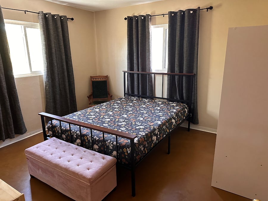 Bedroom 1: queen bed