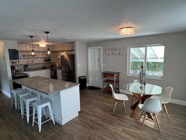 Kitchen with Eat-in bar