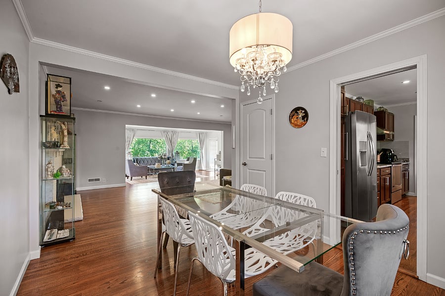 Convenient floor plan - perfect for entertaining
