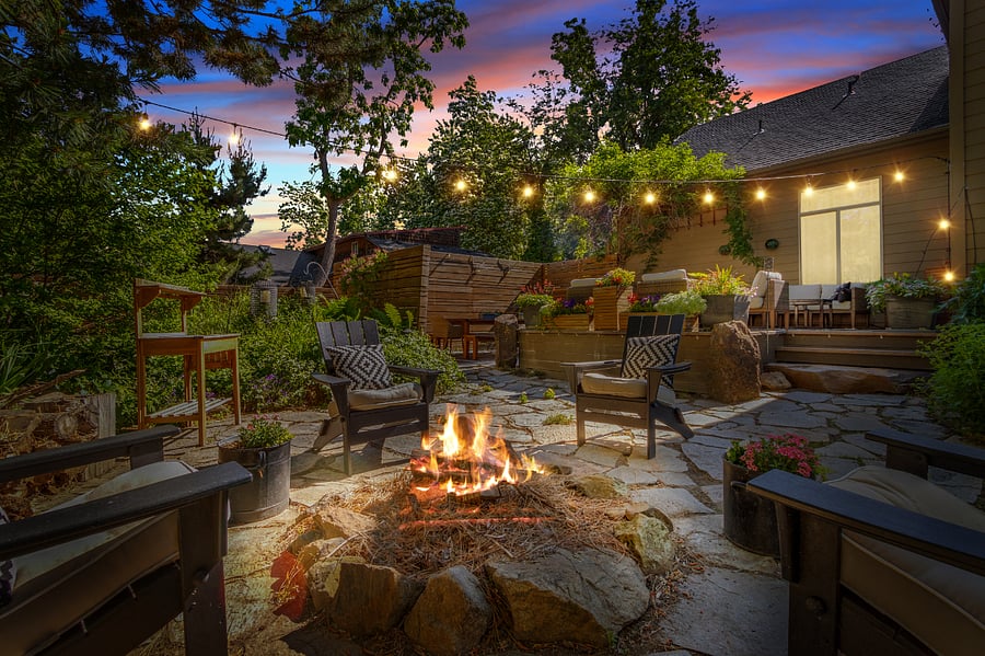 The outdoor patio and firepit is available upon request and to be schedduled with  the landlord