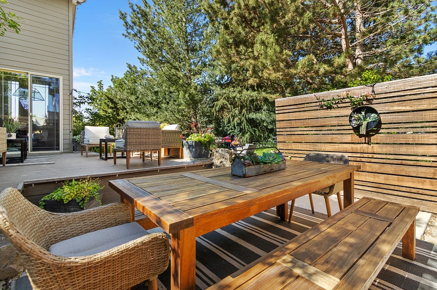 The outdoor dining area and BBQ is available upon request and to be scheduled witht he landlord