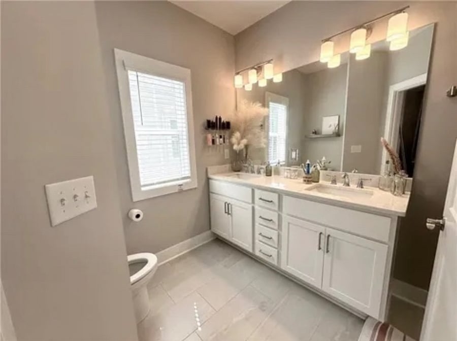 Master bath with 2 sinks and a shower