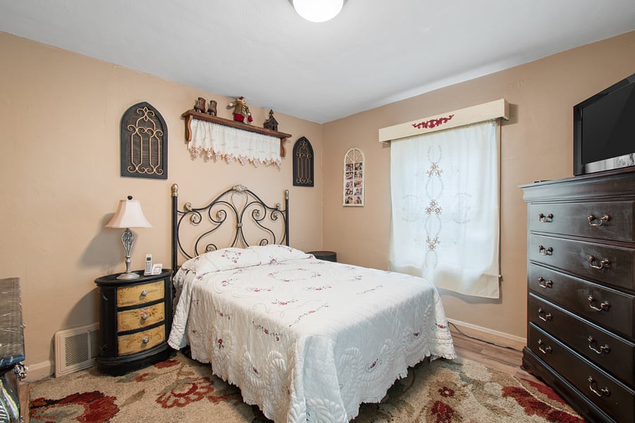 First Floor Bedroom with Full sized bed