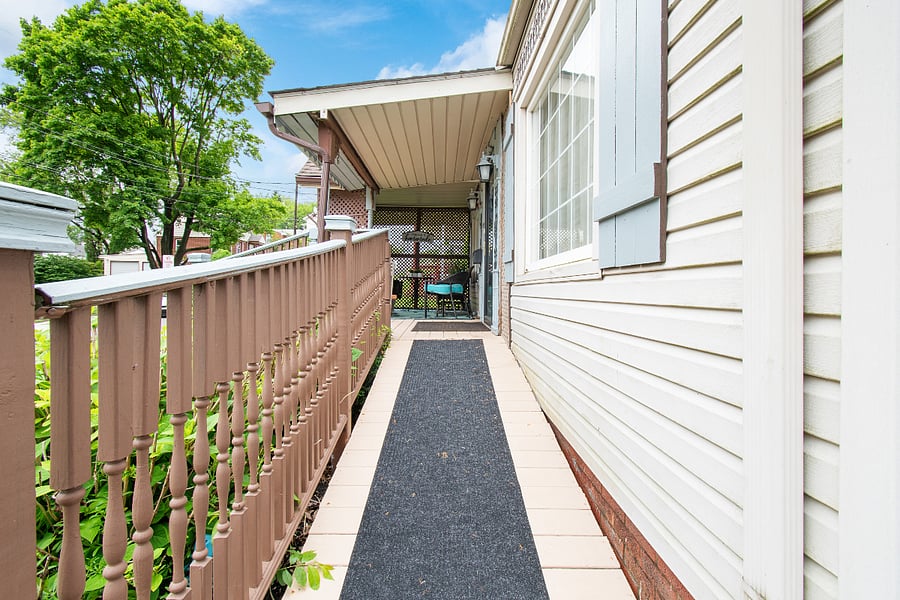 Ramp to front entrance makes loading and unloading easy